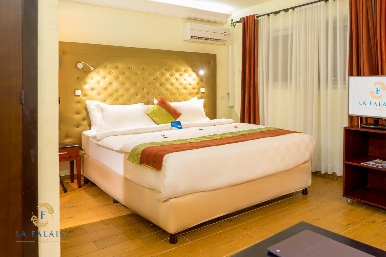 Hotel Residence La Falaise Douala Bagian luar foto
