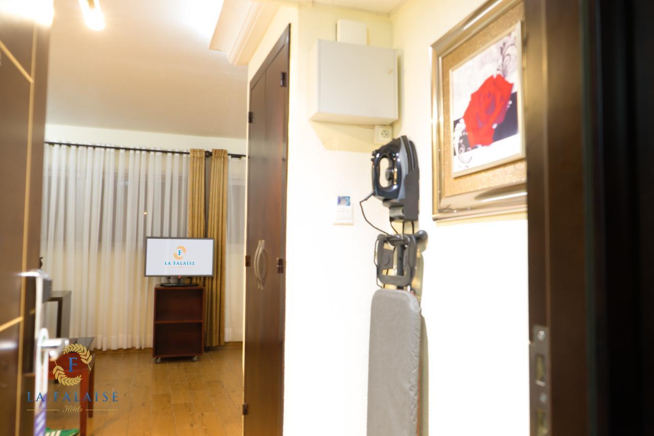 Hotel Residence La Falaise Douala Bagian luar foto