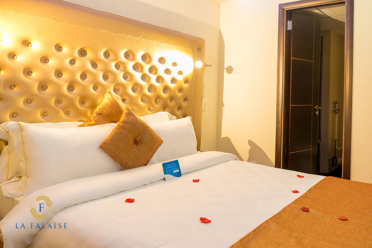 Hotel Residence La Falaise Douala Bagian luar foto